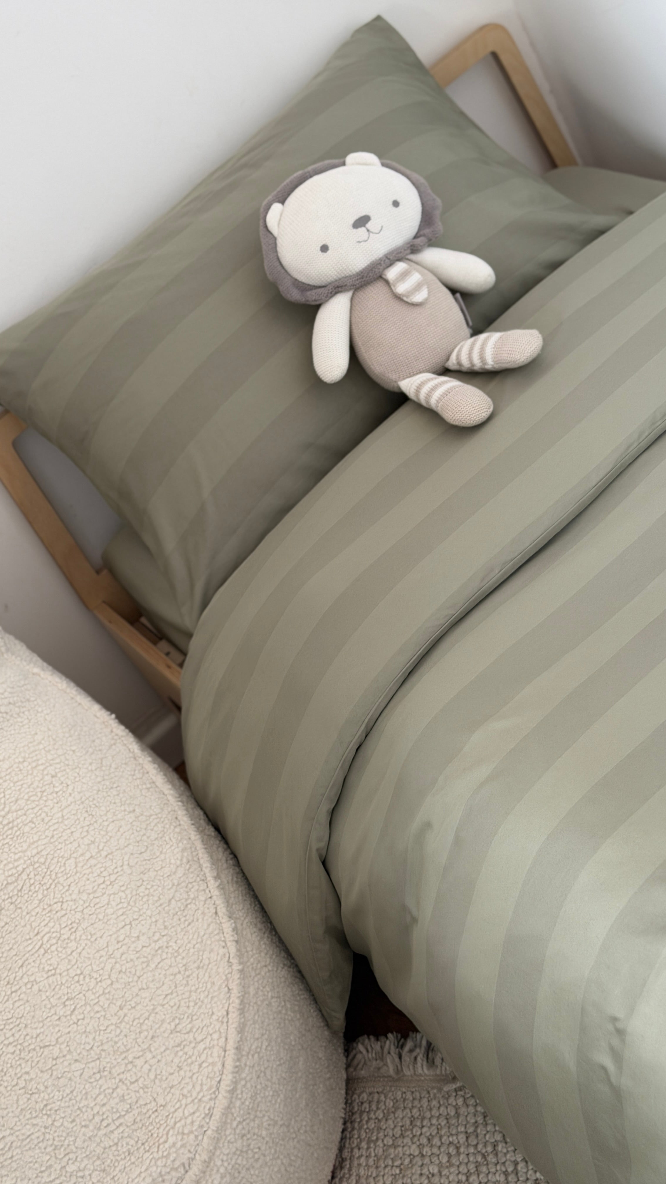 מצעי כותנה מצרית צפיפות 500, עשויים מסיבים דקים וחזקים עם כ-500 חוטים בכל אינץ', מה שהופך אותם לאיכותיים ועמידים לשנים רבות!
מצעים רכים ומפנקים שיהפכו את מיטת התינוק לפינה הכי מפנקת בחדר. כי גם לבייבי שלך מגיע להרגיש כמו בבית מלון! מוצר הדגל שלנו, כותנה מצרית סרוגה באריגת סאטן, באיכות הגבוהה ביותר לחוויית שינה עוטפת ונעימה.