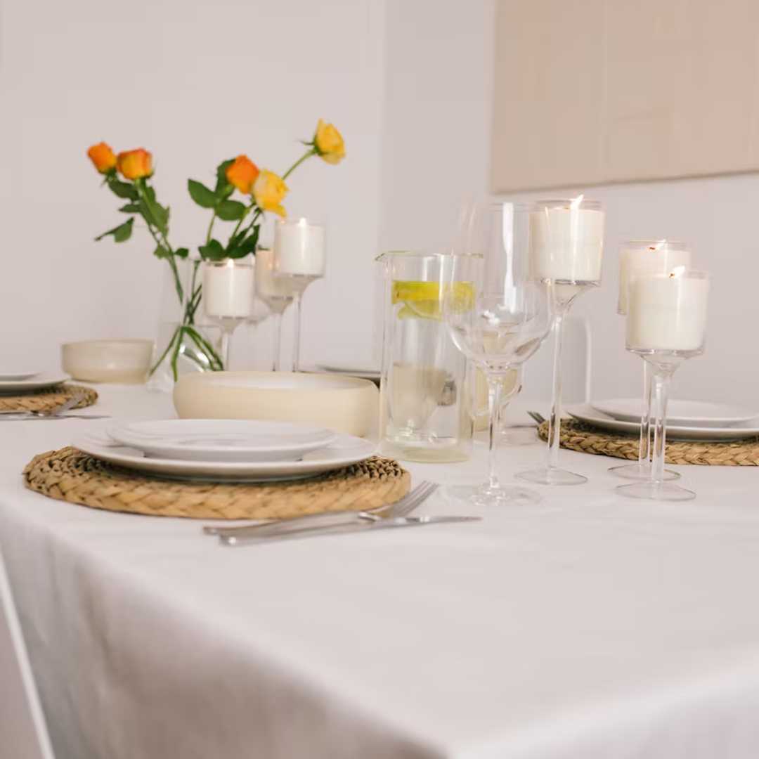 מפה בצבע לבן יפה ומרשימה עם חצאית רחבה המקנה לשולחן מראה חגיגי ויוקרתי ומושלמת לכל אירוע מיוחד.