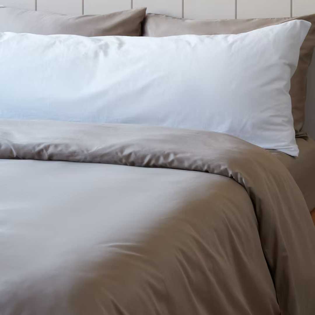 כרית שינה ארוכה ומפנקת בגודל זוגי, במילוי דמוי פלומה מסיבים עדינים ורכים במיוחד. הכרית הינה אנטי-אלרגנית, טבעונית, וללא כל מרכיבים מן החי.