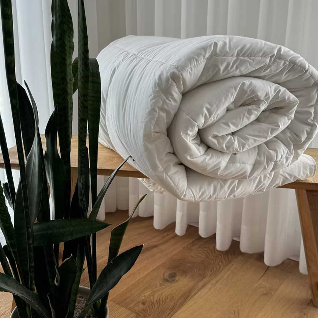 שמיכת חורף עבה במילוי דמוי פלומה מסיבים עדינים ורכים המעניקים תחושה מפנקת ונעימה.