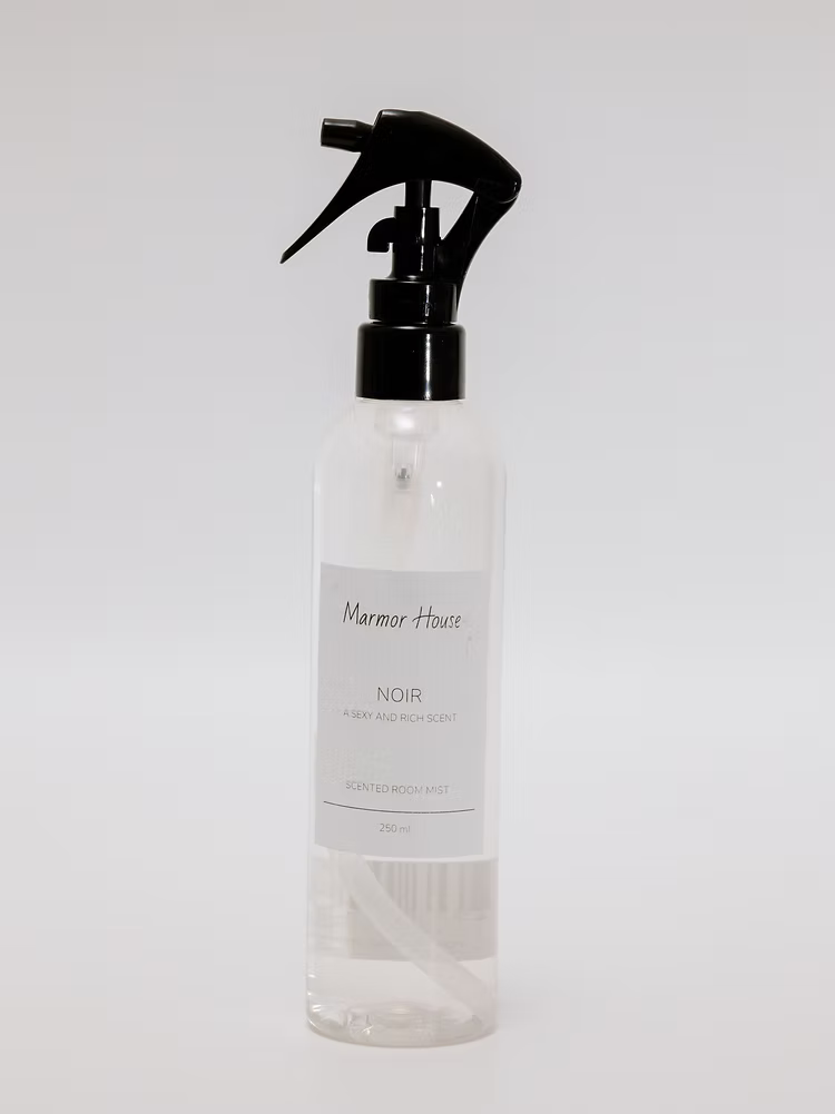 לפעמים כל מה שצריך כדי לשנות את התחושה בחדר הוא ריח טוב. יצרנו עבורך קולקציה של תרסיסים ריחניים בשלושה ניחוחות ייחודיים, שהם הדרך המהירה והאלגנטית ביותר לרענן את הבית, להכניס אווירה חדשה וליצור תחושה של ניקיון ויוקרה שנשארת לאורך זמן.