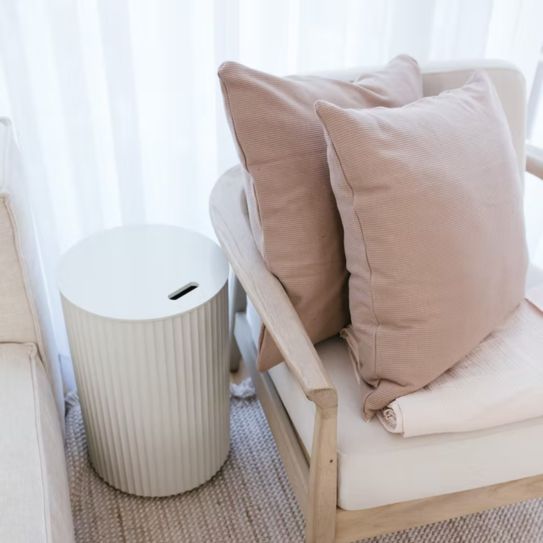 כריות נוי וופל מכותנה אורגנית מסודרות בשורה, ומציגות את צבעי הקולקציה: לבן שלג, אפור מלאנג' וחום שוקו.