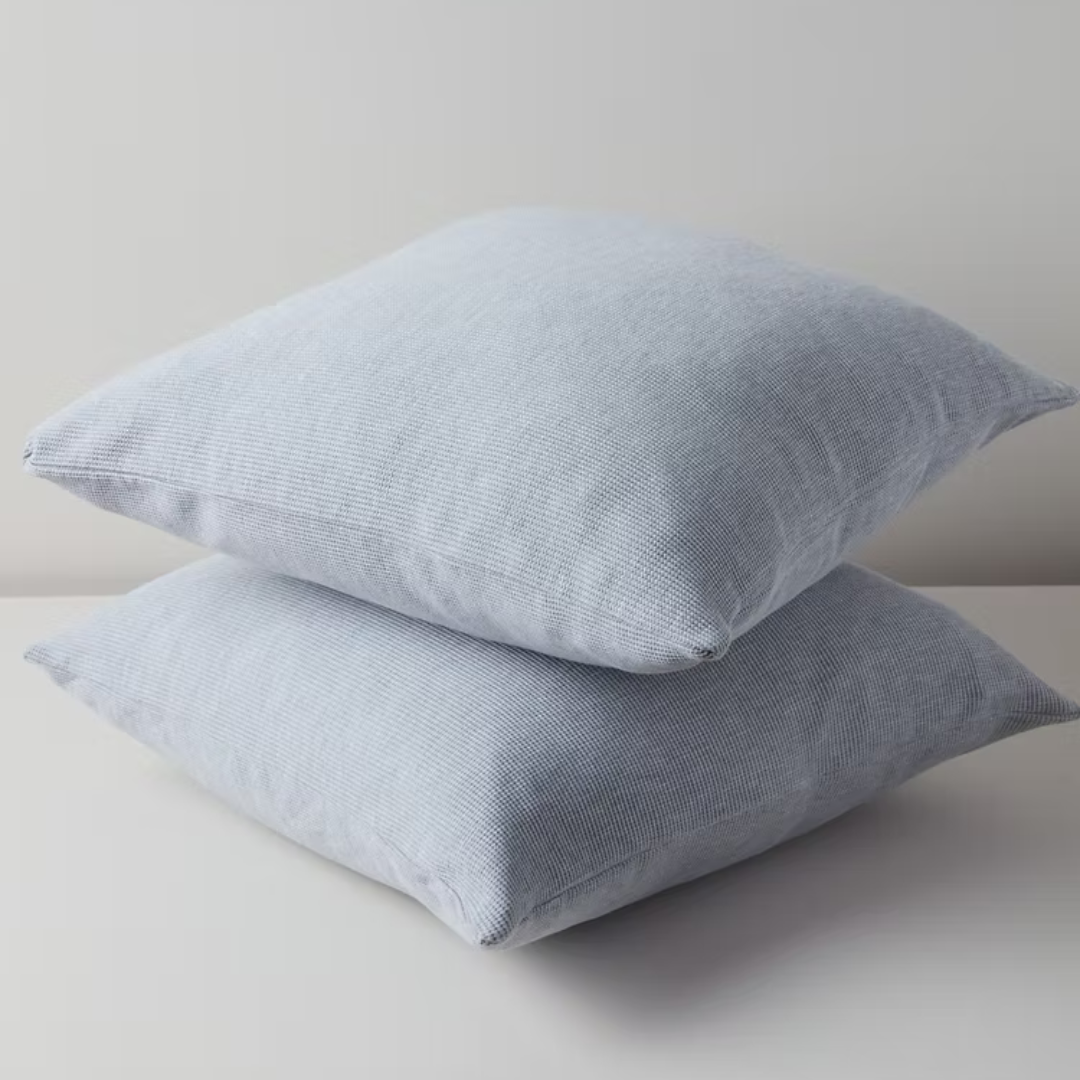 כריות נוי וופל מכותנה אורגנית מסודרות בשורה בצבע אפור מלאנג'.