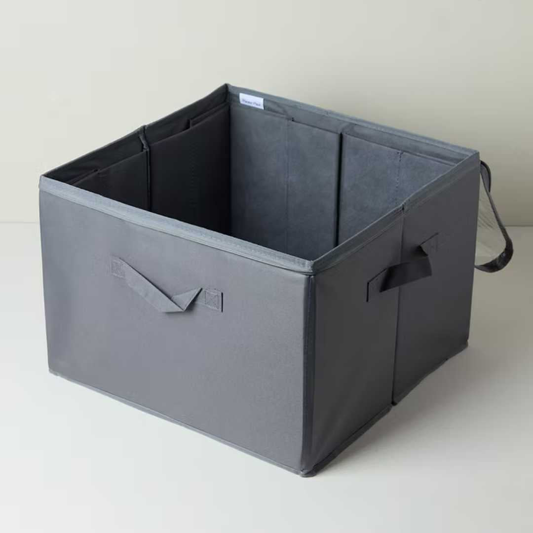 שמרו על הנעליים שלכם כמו חדשות ומצאו כל זוג ברגע! קופסת האחסון הייחודית שלנו היא הפתרון המושלם לסדר וארגון בארון, עם חוצצים פנימיים הניתנים להתאמה אישית מלאה לכל סוגי הנעליים.