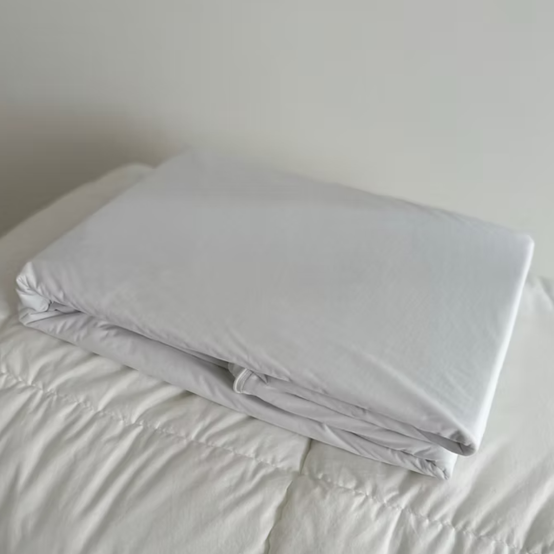 מגן שמיכה איכותי שישמור על השמיכה שלכם בדיוק כמו ביום שקניתם אותה! צידו העליון עשוי בד מחומר טבעי המיוצר מסיבי TENCEL, ומצידו התחתון שכבת הגנה P.U השומרת על השמיכה ומונעת חדירת נוזלים באופן מוחלט.