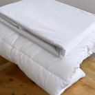 תהליך הגמילה יכול להיות מאתגר, אבל עם הציוד הנכון הוא הופך להרבה יותר פשוט. בדיוק בשביל זה יצרנו את המארז המושלם, המשלב בין שמיכת פוך יחיד מפנקת לבין מגן שמיכה עמיד למים שישמור על הניקיון, הנוחות והשקט הנפשי שלכם בכל לילה.&nbsp;המארז עוזר לילד לעבור את תהליך הגמילה בצורה חלקה, נעימה וקלה יותר.