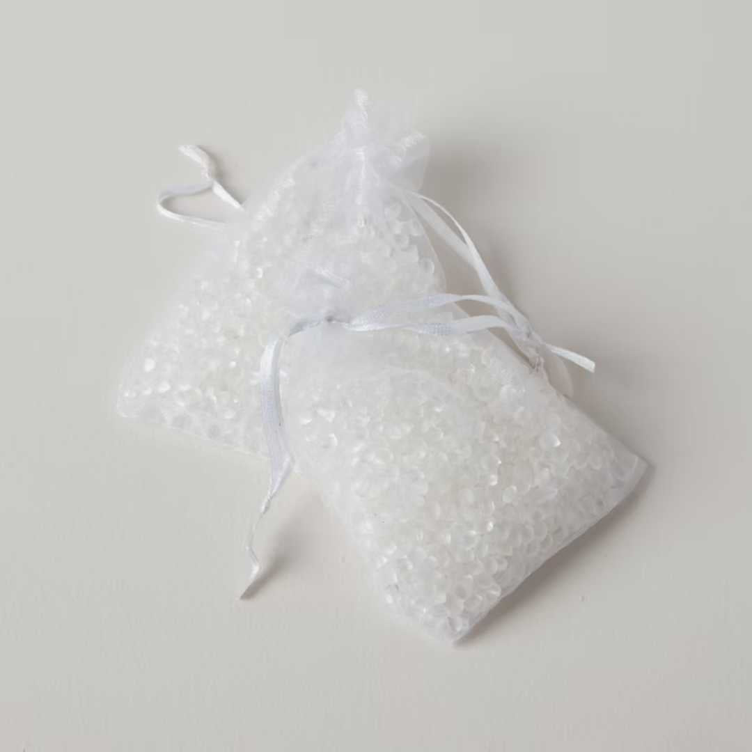 שקיקי ריח אלגנטיים במילוי כדורים ריחניים, המיועדים לבשם ולהפיץ ארומה נעימה בארונות, מגירות, תיקים וחללים קטנים. הפתרון המושלם לשמירה על רעננות הבגדים והמצעים לאורך זמן.