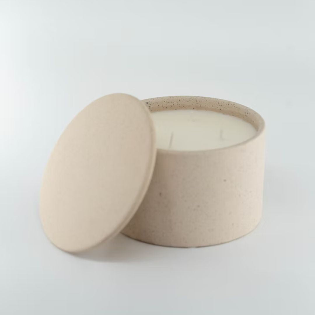 נר יוקרתי המונח בקערת אבן מדברית טבעית בגוון קרם, ומהווה פריט עיצובי ייחודי המכניס חמימות וטבעיות לכל חדר. הנר עשוי משעוות סויה טבעית וממלא את החלל בניחוח SAHARA המרענן והנקי שלנו. הוא מגיע עם מכסה אבן תואם, השומר על הריח ועל מראה מינימליסטי כשהנר אינו בשימוש.