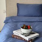 סט מצעים יוקרתי מ-100% כותנה מצרית בצפיפות 500, הנחשבת לאיכותית והמפנקת ביותר בעולם. המצעים רכים ונעימים, באריגת סאטן צפופה, ומעניקים חווית שינה שלווה ועוטפת. הגוון הייחודי של כחול ג'ינס מוסיף לחדר השינה מראה מודרני, רגוע ומלא בסטייל.