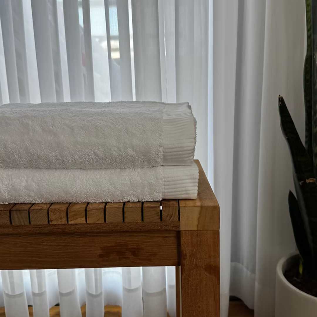 מחפשים את המגבת שתעטוף אתכם בנעימות אחרי מקלחת טובה? מגבות הרחצה שלנו הן בדיוק מה שאתם צריכים. עשויות 100% כותנה איכותית, רכות בטירוף וסופגות ברמה גבוהה.

המגבות שומרות על הרכות והלובן גם אחרי כביסות חוזרות, מתייבשות במהירות ומוסיפות טאץ' נקי ואלגנטי לכל חדר אמבט.