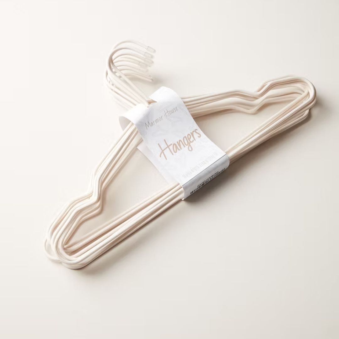 שדרגי את הארון שלך עם סט של 10 קולבים איכותיים שישמרו על הסדר והארגון. הקולבים שלנו דקים, חזקים, ובעיקר - יגרמו לארון שלך להיראות מסודר ומעוצב תמיד.