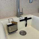 המתקן לכיור נועד ע"מ לשמור על מטבח וכיור נקיים ומסודרים, המתקן עשוי מחומר עמיד וקשיח, כולל תא אחסון לכלי כיור ובעל בסיס מחורר שנועד לניקוז נוזלים ומזעור היווצרות של בקטריות וחיידקים.