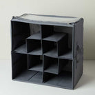 שמרו על הנעליים שלכם כמו חדשות ומצאו כל זוג ברגע! קופסת האחסון הייחודית שלנו היא הפתרון המושלם לסדר וארגון בארון, עם חוצצים פנימיים הניתנים להתאמה אישית מלאה לכל סוגי הנעליים.