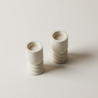 קבלו את השבת עם זוג פמוטי בטון מעוצבים, המיוצרים בעבודת יד מבטון בגוון בז' ייחודי שנוצר במיוחד עבור הקולקציה שלנו. המרקם החלק והנעים מוסיף לחלל נגיעה של מראה טבעי ורגוע, ובאותו זמן נקי ואלגנטי. כל פמוט הוא יחיד במינו, עם שינויים קלים המעידים על תהליך היצירה האישי.