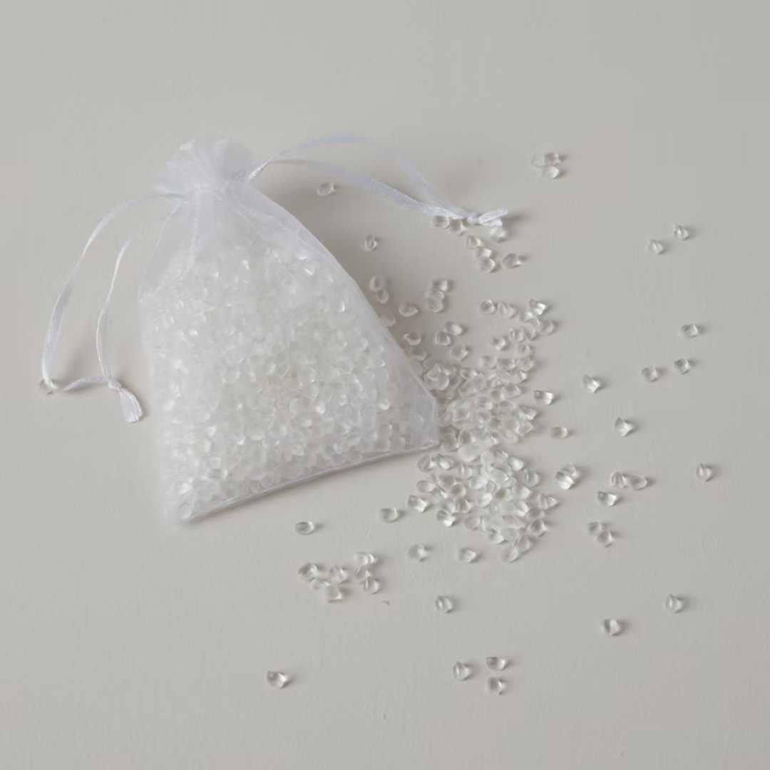 שקיקי ריח אלגנטיים במילוי כדורים ריחניים, המיועדים לבשם ולהפיץ ארומה נעימה בארונות, מגירות, תיקים וחללים קטנים. הפתרון המושלם לשמירה על רעננות הבגדים והמצעים לאורך זמן.