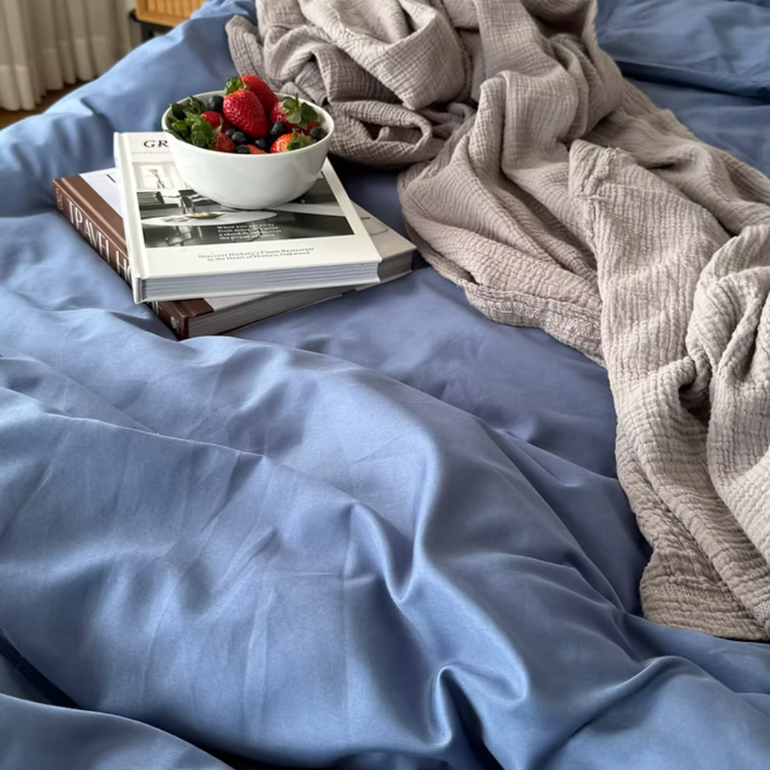 סט מצעים יוקרתי מ-100% כותנה מצרית בצפיפות 500, הנחשבת לאיכותית והמפנקת ביותר בעולם. המצעים רכים ונעימים, באריגת סאטן צפופה, ומעניקים חווית שינה שלווה ועוטפת. הגוון הייחודי של כחול ג'ינס מוסיף לחדר השינה מראה מודרני, רגוע ומלא בסטייל.