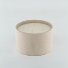 נר יוקרתי המונח בקערת אבן מדברית טבעית בגוון קרם, ומהווה פריט עיצובי ייחודי המכניס חמימות וטבעיות לכל חדר. הנר עשוי משעוות סויה טבעית וממלא את החלל בניחוח SAHARA המרענן והנקי שלנו. הוא מגיע עם מכסה אבן תואם, השומר על הריח ועל מראה מינימליסטי כשהנר אינו בשימוש.