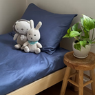 סט מצעים יוקרתי מ-100% כותנה מצרית בצפיפות 500, הנחשבת לאיכותית והמפנקת ביותר בעולם. המצעים רכים ונעימים, באריגת סאטן צפופה, ומעניקים חווית שינה שלווה ועוטפת. הגוון הייחודי של כחול ג'ינס מוסיף לחדר השינה מראה מודרני, רגוע ומלא בסטייל.