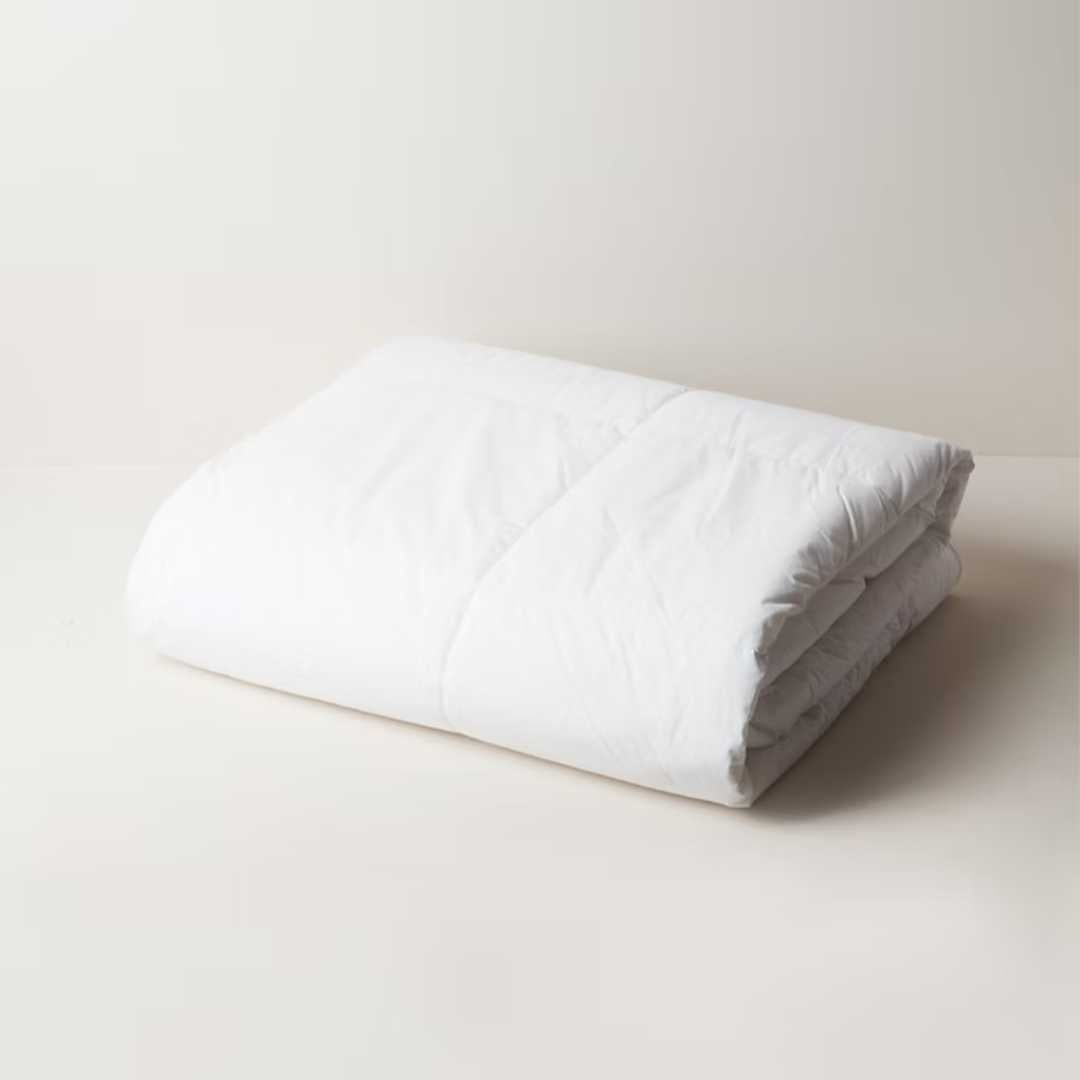 הגיע הקיץ אבל לא בא לך לוותר התחושה הכיפית של הפוך?

שמיכת קיץ דקה במילוי דמוי פלומה מסיבים עדינים ורכים המעניקים תחושה

מפנקת ונעימה.

השמיכה המושלמת לקיץ, אוורירית וקלילה אך בו זמנית נעימה ומפנקת, לחוויית השינה האולטימטיבית.

שמיכה אנטי אלרגנית, טבעונית, ללא מרכיבים מן החי.