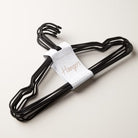 שדרגי את הארון שלך עם סט של 10 קולבים איכותיים שישמרו על הסדר והארגון. הקולבים שלנו דקים, חזקים, ובעיקר - יגרמו לארון שלך להיראות מסודר ומעוצב תמיד.