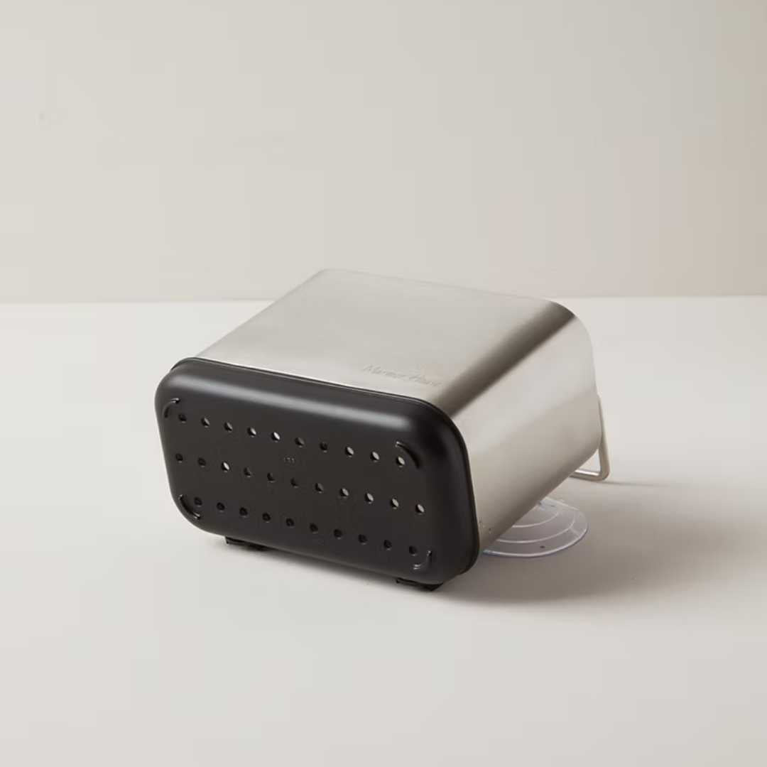 המתקן לכיור נועד ע"מ לשמור על מטבח וכיור נקיים ומסודרים, המתקן עשוי מחומר עמיד וקשיח, כולל תא אחסון לכלי כיור ובעל בסיס מחורר שנועד לניקוז נוזלים ומזעור היווצרות של בקטריות וחיידקים.