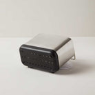 המתקן לכיור נועד ע"מ לשמור על מטבח וכיור נקיים ומסודרים, המתקן עשוי מחומר עמיד וקשיח, כולל תא אחסון לכלי כיור ובעל בסיס מחורר שנועד לניקוז נוזלים ומזעור היווצרות של בקטריות וחיידקים.