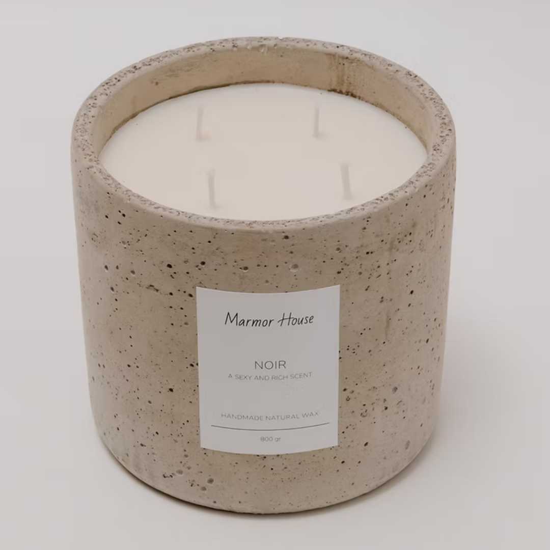 נר ריחני אלגנטי ויוקרתי, המעניק לכל חלל אווירה חמה, מרגיעה ושלווה. הוא עשוי משעוות סויה טבעית לבעירה נקייה וארוכה, עם ניחוח מפנק שמתפזר בעדינות ומשאיר חותם ייחודי בחלל. מושלם לערבים נעימים, לאווירה רומנטית או לרגע של פינוק אחרי יום ארוך.

הנר מגיע בכלי בטון מעוצב בעבודת יד, במראה מינימליסטי אך מלא נוכחות, המשתלב נפלא בכל חלל ומשמש גם כפריט דקורטיבי ייחודי.