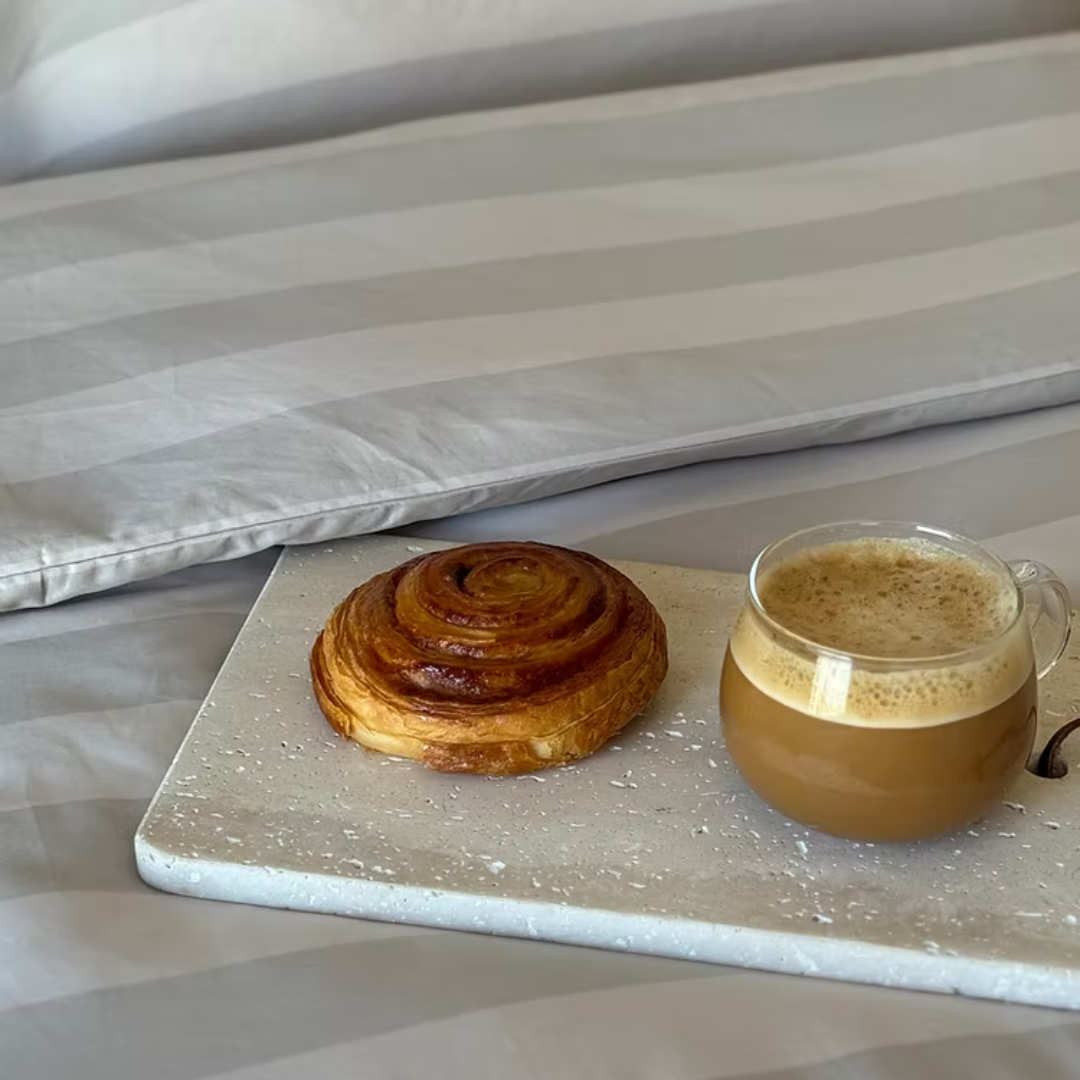 מצעי כותנה מצרית צפיפות 500, עשויים מסיבים דקים וחזקים עם כ-500 חוטים בכל אינץ', מה שהופך אותם לאיכותיים ועמידים לשנים רבות!

מצעים רכים ומפנקים שיהפכו את חדר השינה שלך להרגיש כמו בית מלון. מוצר הדגל שלנו, כותנה מצרית סרוגה באריגת סאטן, הצפיפות גבוהה והאיכותית לחוויית שינה מפנקת.