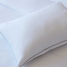 קולקציית הפספול היוקרתית תעניק לחדר השינה שלכם מראה אלגנטי ומדויק. הייחודיות שלה היא מסגרת פספול עדינה בצבע כסף, המוסיפה טאץ' עיצובי מרשים וקלאסי.

המצעים עשויים 100% כותנה מצרית בצפיפות 500 - אלו סיבים דקים וחזקים (כ-500 חוטים לאינץ') ההופכים אותם לאיכותיים ועמידים לשנים רבות. זוהי חווית שינה רכה ומפנקת, ממש כמו בבית מלון, בזכות אריגת סאטן צפופה ואיכותית.