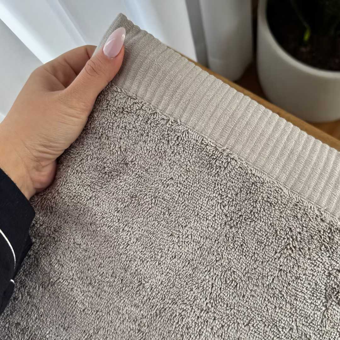 מחפשים את המגבת שתעטוף אתכם בנעימות אחרי מקלחת טובה? מגבות הרחצה שלנו הן בדיוק מה שאתם צריכים. עשויות 100% כותנה איכותית, רכות בטירוף וסופגות ברמה גבוהה.

המגבות שומרות על הרכות והלובן גם אחרי כביסות חוזרות, מתייבשות במהירות ומוסיפות טאץ' נקי ואלגנטי לכל חדר אמבט.