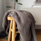 קלילה, נושמת, רכה ונעימה - שמיכת הפיקה שלנו היא בדיוק מה שצריך לנמנום בצהריים או להתכרבלות נעימה בסלון. לא חמה מדי, לא כבדה מדי - היא פשוט מדויקת לעונות המעבר ולקיץ הישראלי.