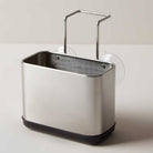 המתקן לכיור נועד ע"מ לשמור על מטבח וכיור נקיים ומסודרים, המתקן עשוי מחומר עמיד וקשיח, כולל תא אחסון לכלי כיור ובעל בסיס מחורר שנועד לניקוז נוזלים ומזעור היווצרות של בקטריות וחיידקים.