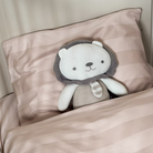 מצעי כותנה מצרית צפיפות 500, עשויים מסיבים דקים וחזקים עם כ-500 חוטים בכל אינץ', מה שהופך אותם לאיכותיים ועמידים לשנים רבות!

מצעים רכים ומפנקים שיהפכו את מיטת התינוק לפינה הכי מפנקת בחדר. כי גם לבייבי שלך מגיע להרגיש כמו בבית מלון! מוצר הדגל שלנו, כותנה מצרית סרוגה באריגת סאטן, באיכות הגבוהה ביותר לחוויית שינה עוטפת ונעימה.