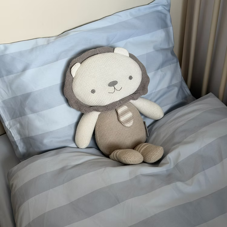 מצעי כותנה מצרית צפיפות 500, עשויים מסיבים דקים וחזקים עם כ-500 חוטים בכל אינץ', מה שהופך אותם לאיכותיים ועמידים לשנים רבות!

מצעים רכים ומפנקים שיהפכו את מיטת התינוק לפינה הכי מפנקת בחדר. כי גם לבייבי שלך מגיע להרגיש כמו בבית מלון! מוצר הדגל שלנו, כותנה מצרית סרוגה באריגת סאטן, באיכות הגבוהה ביותר לחוויית שינה עוטפת ונעימה.