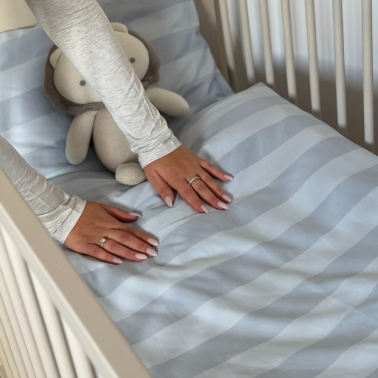 מצעי כותנה מצרית צפיפות 500, עשויים מסיבים דקים וחזקים עם כ-500 חוטים בכל אינץ', מה שהופך אותם לאיכותיים ועמידים לשנים רבות!

מצעים רכים ומפנקים שיהפכו את מיטת התינוק לפינה הכי מפנקת בחדר. כי גם לבייבי שלך מגיע להרגיש כמו בבית מלון! מוצר הדגל שלנו, כותנה מצרית סרוגה באריגת סאטן, באיכות הגבוהה ביותר לחוויית שינה עוטפת ונעימה.