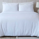 קולקציית הפספול היוקרתית תעניק לחדר השינה שלכם מראה אלגנטי ומדויק. הייחודיות שלה היא מסגרת פספול עדינה בצבע כסף, המוסיפה טאץ' עיצובי מרשים וקלאסי.

המצעים עשויים 100% כותנה מצרית בצפיפות 500 - אלו סיבים דקים וחזקים (כ-500 חוטים לאינץ') ההופכים אותם לאיכותיים ועמידים לשנים רבות. זוהי חווית שינה רכה ומפנקת, ממש כמו בבית מלון, בזכות אריגת סאטן צפופה ואיכותית.