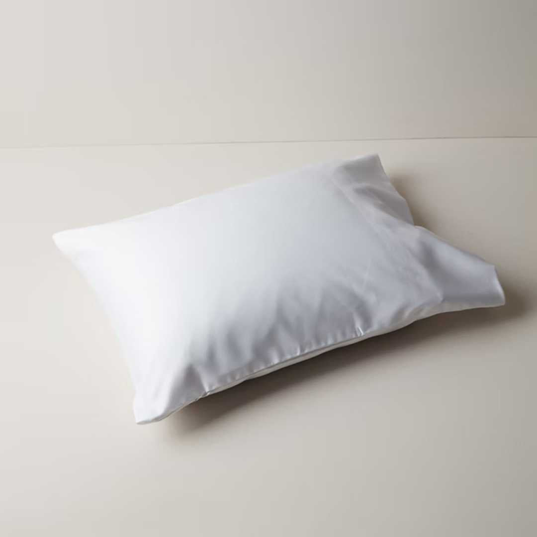 העניקי לתינוק שלך את השינה הרגועה והנעימה ביותר עם ציפית לכרית מ-100% כותנה מצרית איכותית. הציפית עשויה מבד עדין, רך ונושם בצפיפות 500, המתאים במיוחד לעורם הרגיש של תינוקות ומבטיח חווית שינה מפנקת ובטוחה.