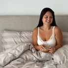 מצעי כותנה מצרית צפיפות 500, עשויים מסיבים דקים וחזקים עם כ-500 חוטים בכל אינץ', מה שהופך אותם לאיכותיים ועמידים לשנים רבות!

מצעים רכים ומפנקים שיהפכו את חדר השינה שלך להרגיש כמו בית מלון. מוצר הדגל שלנו, כותנה מצרית סרוגה באריגת סאטן, הצפיפות גבוהה והאיכותית לחוויית שינה מפנקת.