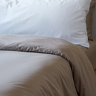 מארז מפנק: כרית ארוכה + ציפית לבנה מכותנה מצרית 500 אינץ'

הכי קרוב לחוויית בית-מלון בבית: כרית ארוכה ורכה במיוחד במילוי דמוי-פלומה, יחד עם ציפית תואמת לבנה עשויה 100% כותנה מצרית באריגת סאטן ובצפיפות 500 חוטים לאינץ'. שילוב שמעניק מגע חלק, רכות מפנקת ותמיכה נעימה – לשינה זוגית, לנשים בהריון והנקה, לקריאה במיטה וגם כפריט נוי אלגנטי.