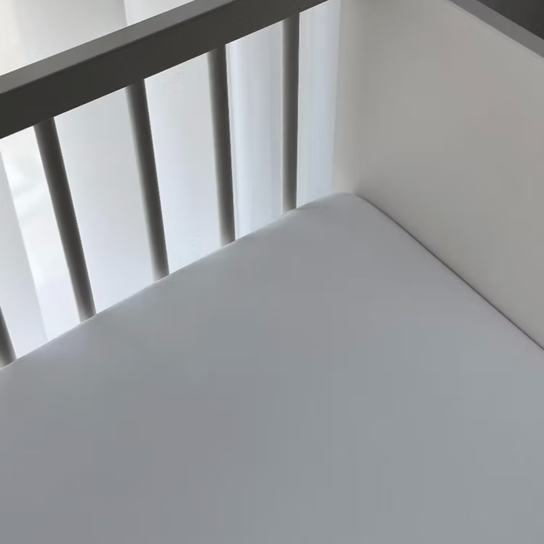 מגן מזרן איכותי שישמור על מזרן התינוק שלכם בדיוק כמו ביום שקניתם אותו! צידו העליון עשוי בד מחומר טבעי המיוצר מסיבי TENCEL, ומצידו התחתון שכבת הגנה P.U השומרת על המזרן ומונעת חדירת נוזלים באופן מוחלט.