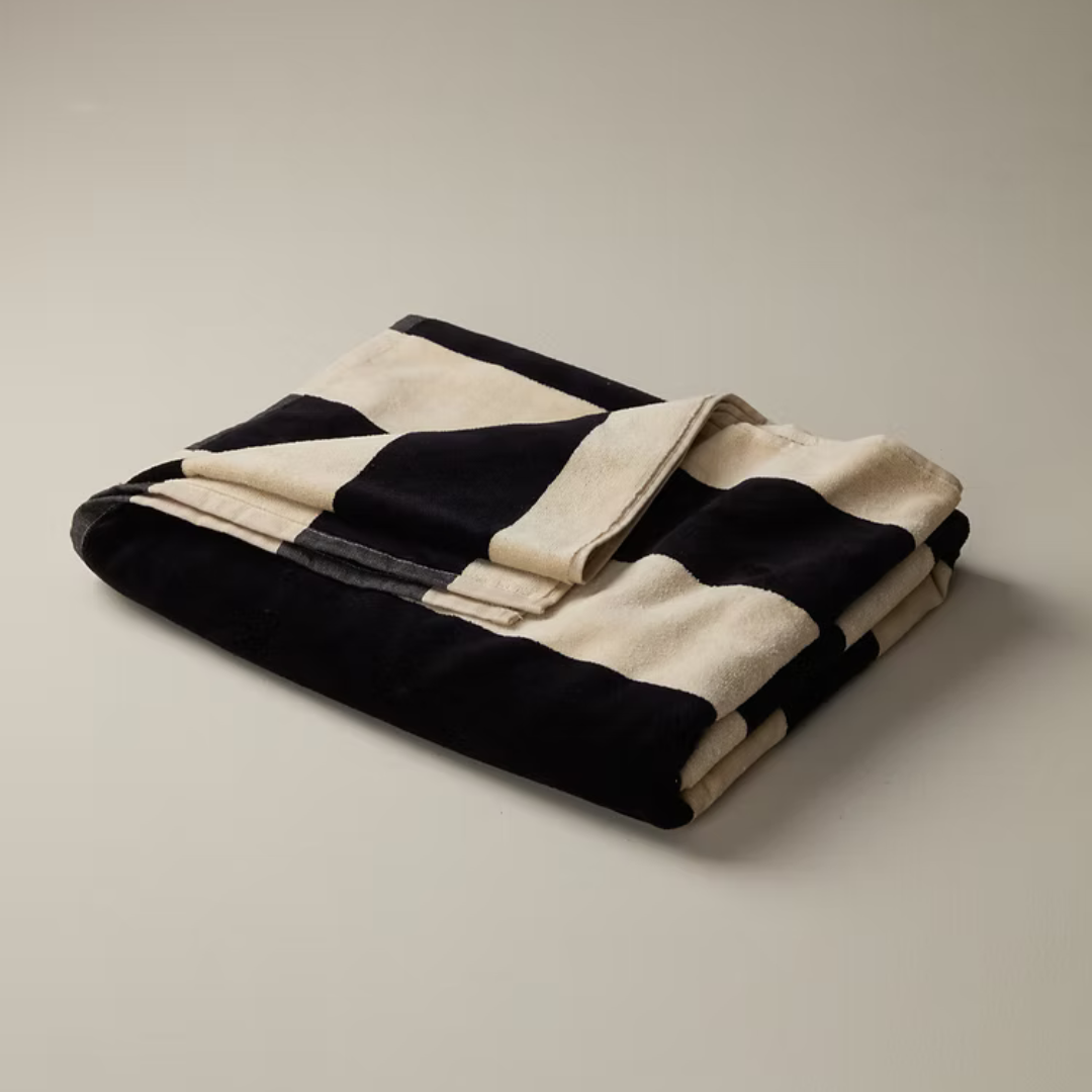 מגבת החוף המושלמת לחוויה גדולה, נוחה ומפנקת! המגבת שלנו עשויה 100% כותנה סרוקה, טבעית ואיכותית. בגודל רחב במיוחד, היא מספקת נוחות ותחושת יוקרה, מושלמת לשימוש אחרי טבילה במים או פשוט כדי לנוח עליה על החוף.