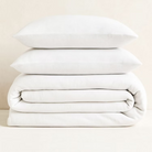 סט מצעים עשוי מבד ג'רסי רך, נושם ובעל מגע חלק ונעים במיוחד. הבד הגמיש "מתלבש" בצורה מושלמת על המזרן ללא מאמץ, שומר על מראה מסודר לאורך כל הלילה ומספק תחושת רוגע ונוחות שמזמינה שינה עמוקה ורצופה.