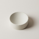 קערה עגולה רב-שימושית, המיוצרת בעבודת יד מבטון בגוון בז' ייחודי שנוצר במיוחד עבור הקולקציה שלנו. המרקם החלק והנעים והברק העדין מוסיפים לכל חלל נגיעה של מראה טבעי ורגוע, ובאותו זמן נקי ואלגנטי. כל קערה היא יחידה במינה, עם שינויים קלים המעידים על תהליך היצירה האישי.