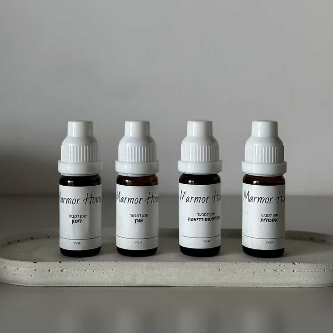 מארז הכולל בתוכו ארבעה בקבוקי שמנים אתריים טהורים למבער, המשלבים ניחוחות מרעננים ליצירת אווירה נעימה, בריאה ומאוזנת בבית ובמשרד. הפתרון המושלם לטיהור האוויר ולהכנסת תחושת חיוניות טבעית לחלל.