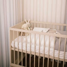 סט מצעים מכותנה מצרית, הנחשבת לאחת מסוגי הכותנה המשובחים בעולם, המעניק רכות ונעימות לחוויית שינה מפנקת במיוחד. מצעים אלו מתאימים באופן מושלם ללול התינוק.