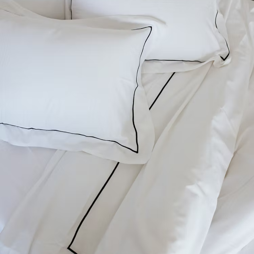 סט מצעים יוקרתי מ-100% כותנה מצרית, הנחשבת לאיכותית והמפנקת ביותר בעולם. הסט מעוצב עם גימור רקמה בצבע שחור בציפה ובציפיות, המעניק למיטה מראה מהודר ויוקרתי. להשלמת המראה, הוספנו לציפיות מסגרת אוקספורד אלגנטית.