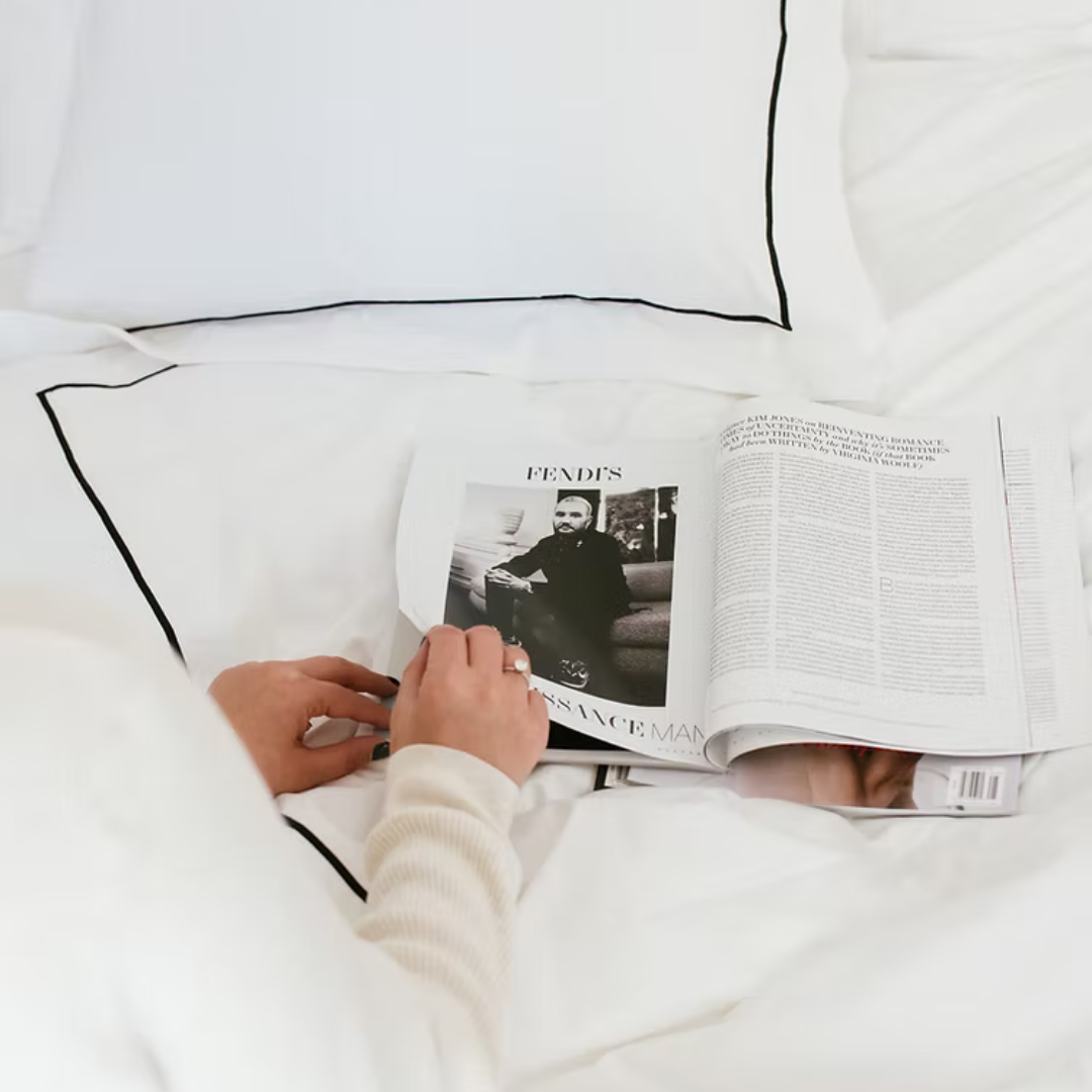 סט מצעים יוקרתי מ-100% כותנה מצרית, הנחשבת לאיכותית והמפנקת ביותר בעולם. הסט מעוצב עם גימור רקמה בצבע שחור בציפה ובציפיות, המעניק למיטה מראה מהודר ויוקרתי. להשלמת המראה, הוספנו לציפיות מסגרת אוקספורד אלגנטית.