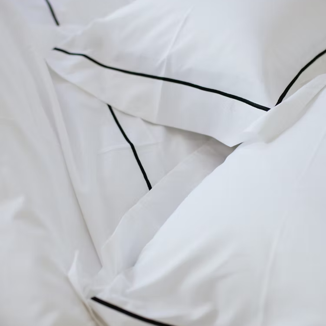 סט מצעים יוקרתי מ-100% כותנה מצרית, הנחשבת לאיכותית והמפנקת ביותר בעולם. הסט מעוצב עם גימור רקמה בצבע שחור בציפה ובציפיות, המעניק למיטה מראה מהודר ויוקרתי. להשלמת המראה, הוספנו לציפיות מסגרת אוקספורד אלגנטית.