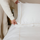 סט מצעים יוקרתי מ-100% כותנה מצרית, הנחשבת לאיכותית והמפנקת ביותר בעולם. הסט מעוצב עם גימור רקמת זהב בהיר ועדינה בציפה ובציפיות, המעניק למיטה מראה מהודר של מלון בוטיק. להשלמת המראה, הוספנו לציפיות מסגרת אוקספורד אלגנטית.