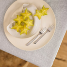 מפה יפה ומרשימה עם חצאית רחבה המקנה לשולחן מראה חגיגי ויוקרתי ומושלמת לכל אירוע.